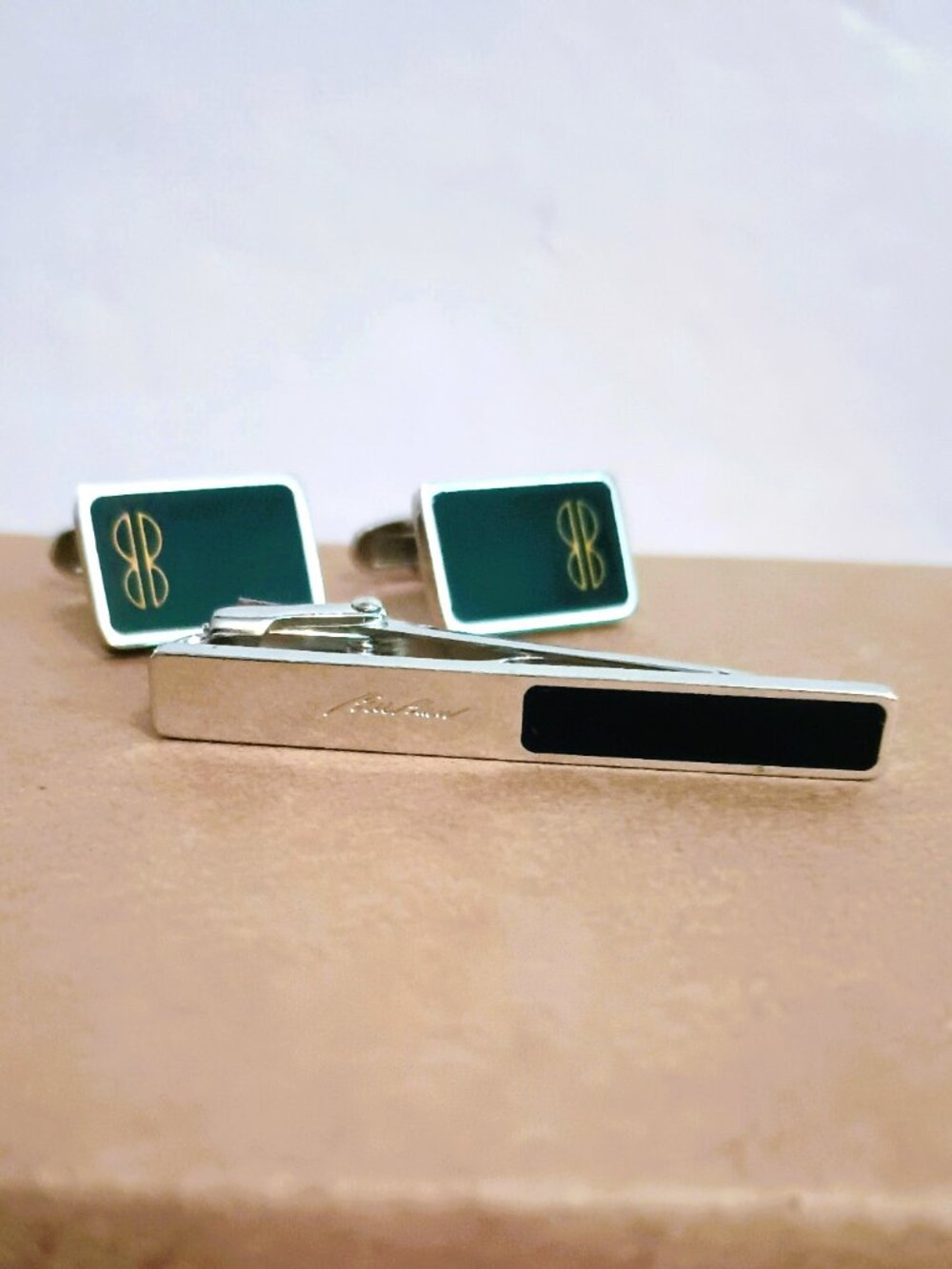 Bill Blass Cuff Links & Tie Clip Set Vintage Silver Tone & Black Enamel Logo
